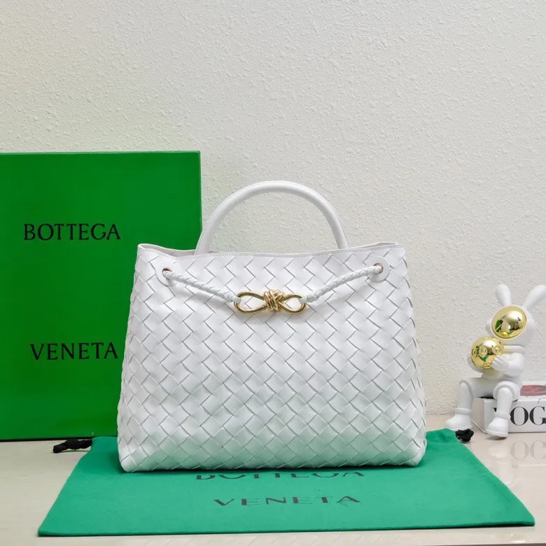 The 2023 new Andiamo batch of 2260 BV has been shipped‼ ️Really popular🔥The new Andiamo woven handbag launched by Bottega Veneta this season is really popular all over the world! ! Celebrities at home and abroad have worn it, and Oscar-winning actress Michelle Yeoh has taken it out on the street. Song Jia, Trai Yara, Yu Feihong, Sanji Ayaka, Rosie Hunting-Whiteley, Yoshioka Riho, etc. have all picked up this bag. It is classic and versatile, showing off its temperament, and the bag capacity is also large, which is very convenient for daily commuting! ! A variety of carrying methods, the shoulder straps can be adjusted by yourself, the original lambskin feels soft and delicate, and the unisex style breaks gender boundaries and brings a more practical and longer-lasting use experience. Andiamo, which has both elegant and casual styles, perfectly interprets the true appearance of "fashionable old money style". Style number: 8463 Size: 32*24*12